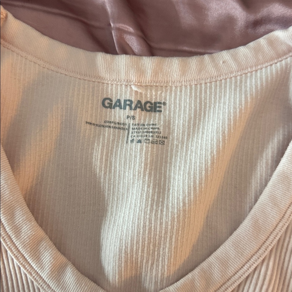 Garage light pink Ribbed V-Neck Crop Top women’s size small - Picture 2 of 2